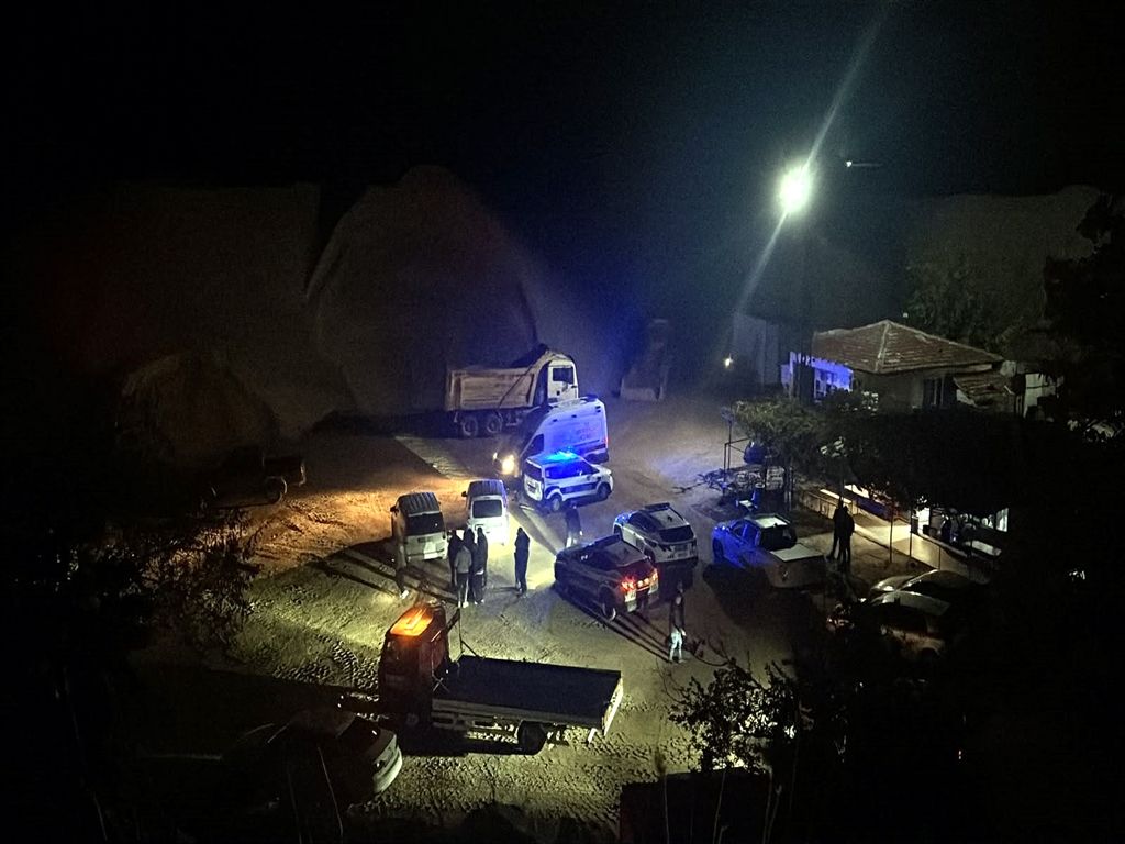 3 kamyon küle döndü! Edirne'de kum ocağında gece yarısı yangın